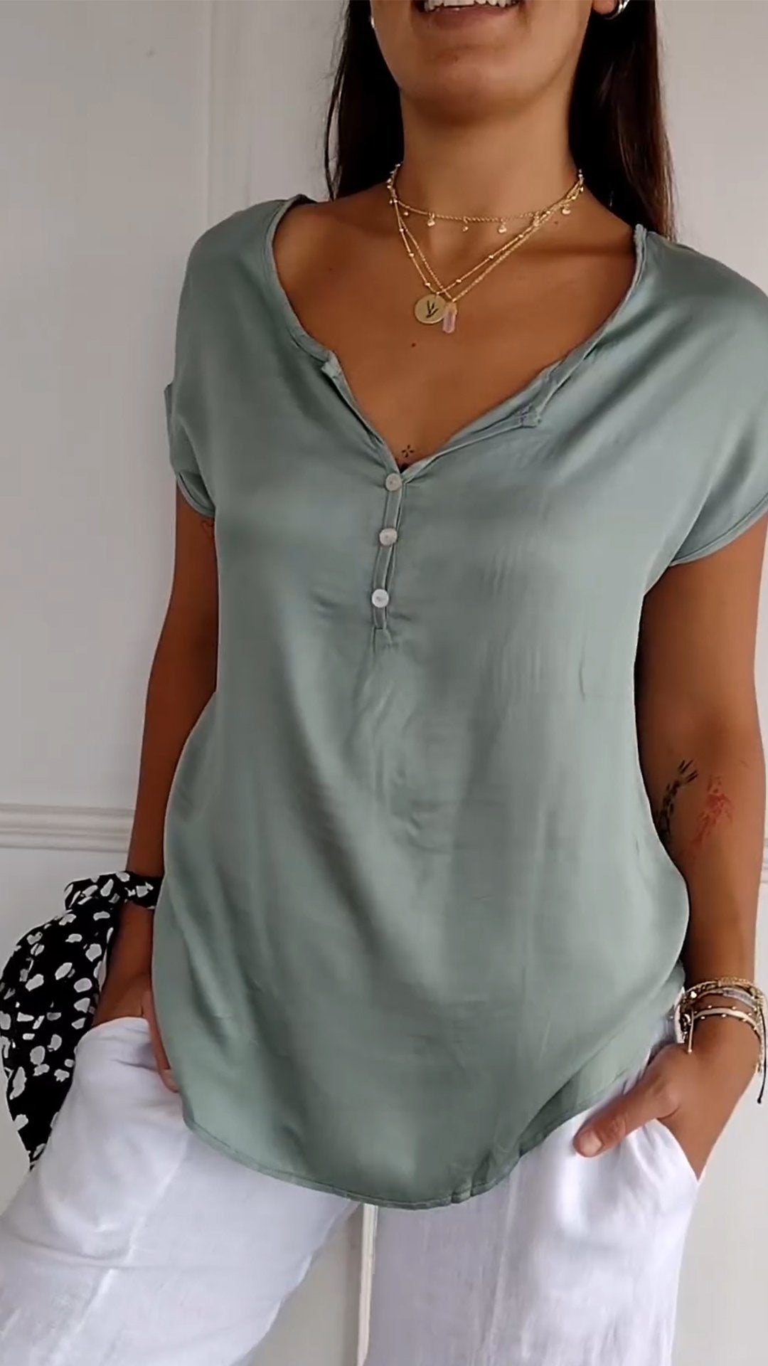 Marisa™ - V-Ausschnitt-T-Shirt in lässiger Eleganz